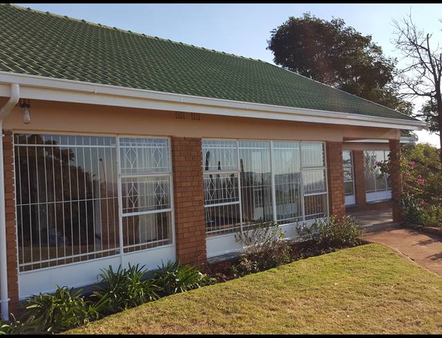 4 bed property to rent in WILRO PARK